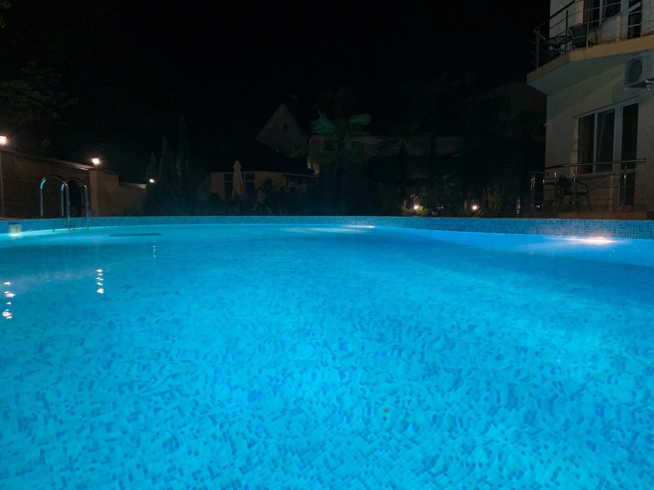 Открытый плавательный бассейн, Гостиница Лотос
