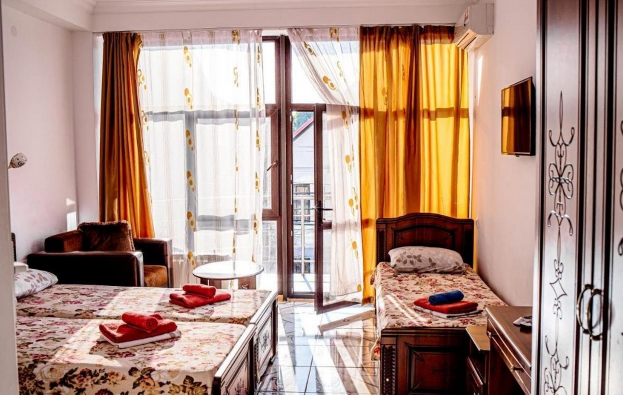 Трёхместный и более (Трехместный с тремя раздельными кроватями и с балконом), Гостевой дом Магнолия