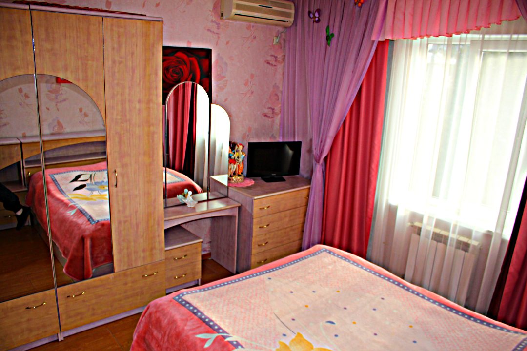 Трёхместный и более (Номер эконом-класса с двуспальной кроватью) мини-отеля Черномор, Адлер
