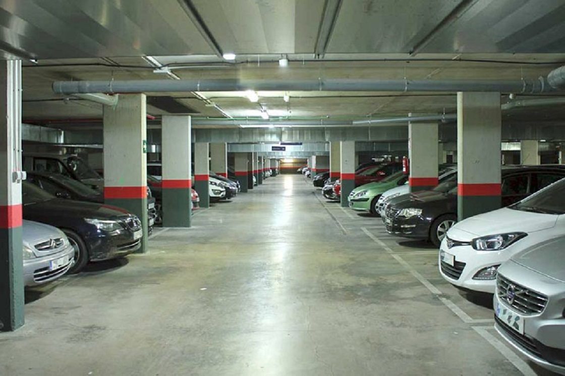 Машиноместа в городах. Паркинг. Подземная стоянка для автомобилей. Автомобиль в паркинге. Машиноместо в паркинге.