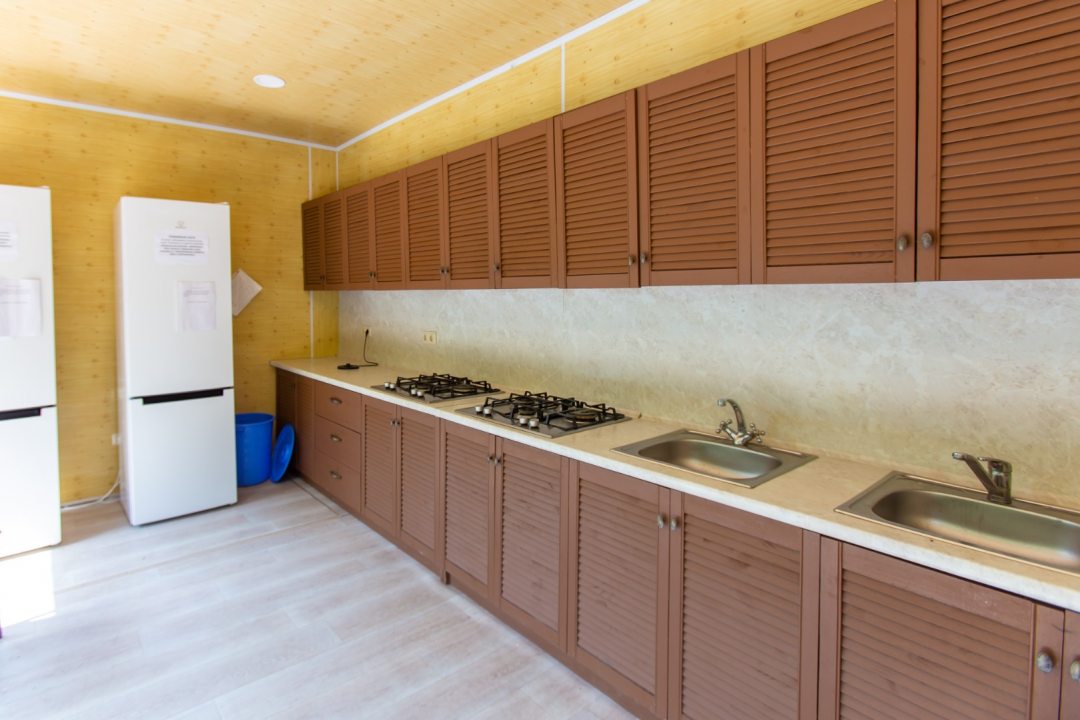 Кухня общего пользования оснащена необходимым оборудованием и посудой. На территории работает летнее кафе