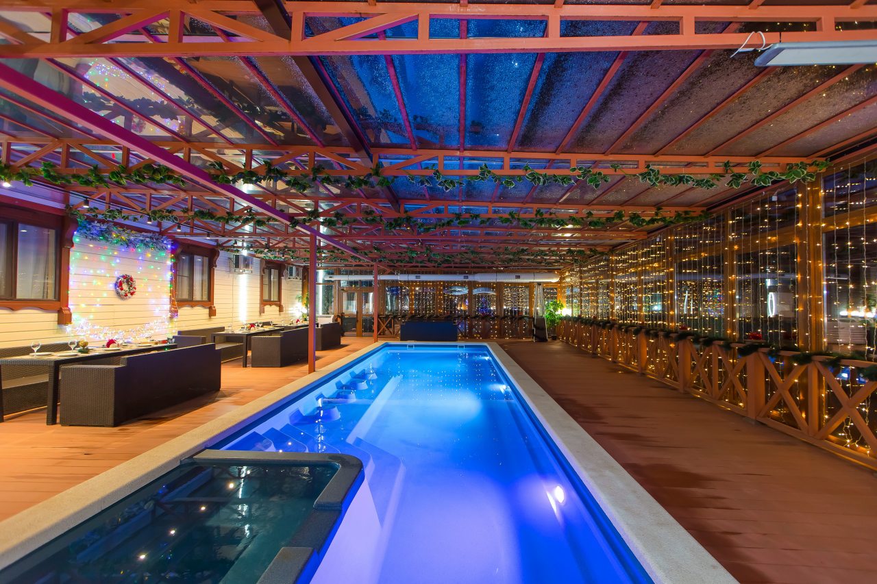 Новогодний банкетный зал с бассейном