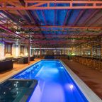 Новогодний банкетный зал с бассейном