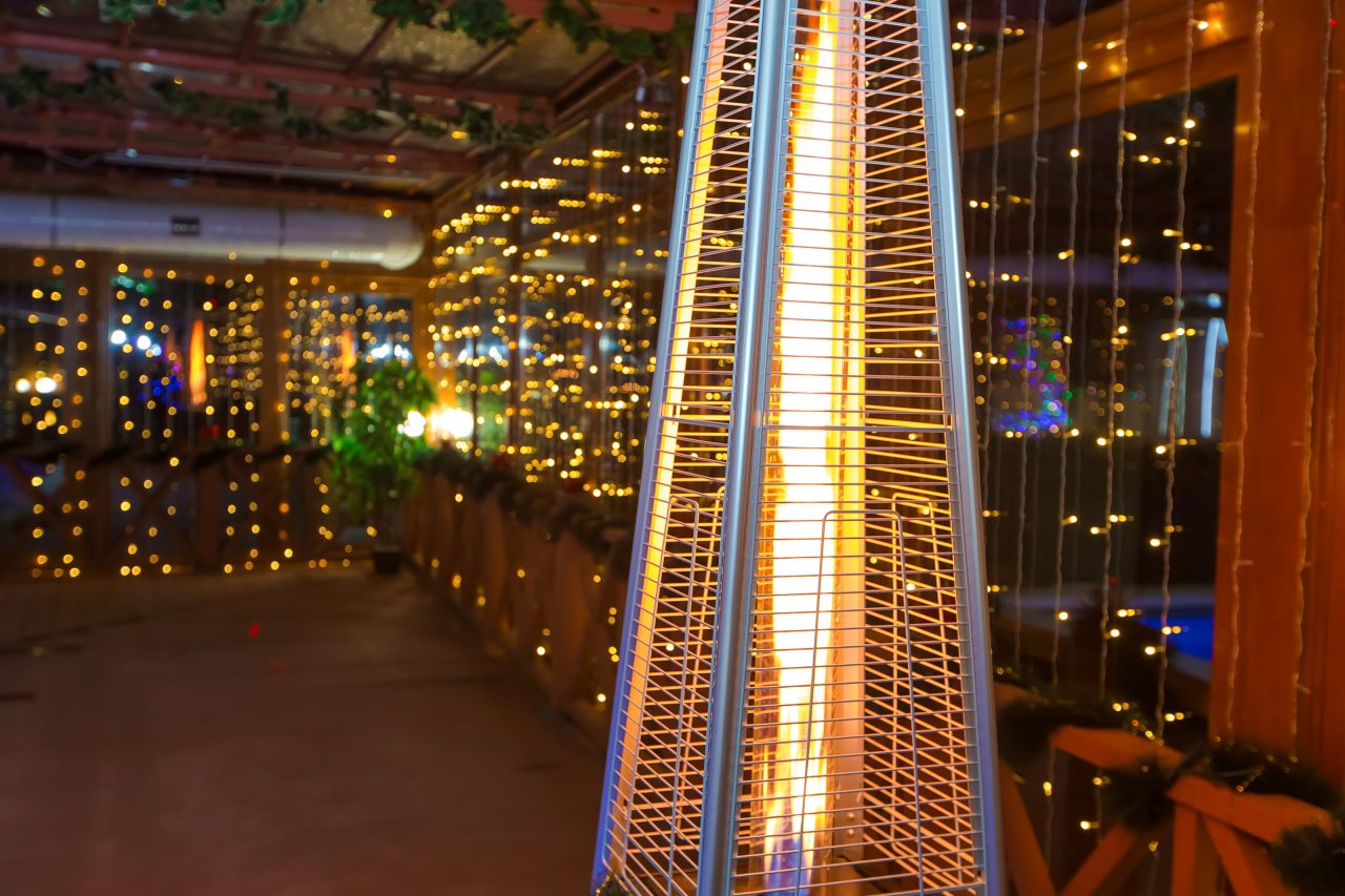 Новогодний банкетный зал с бассейном