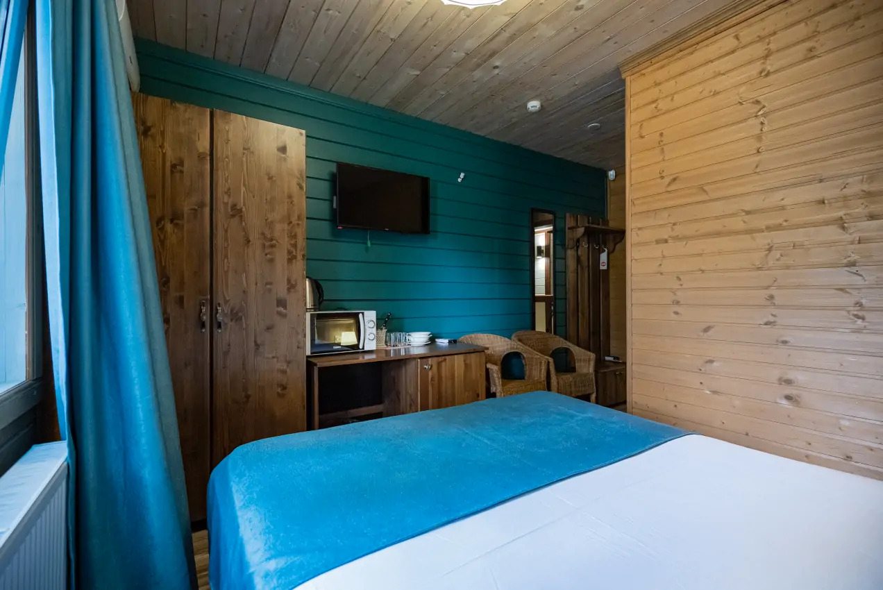 Есть минихолодильник, посуда, приборы, СВЧ, утюг, сейф