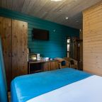 Есть минихолодильник, посуда, приборы, СВЧ, утюг, сейф