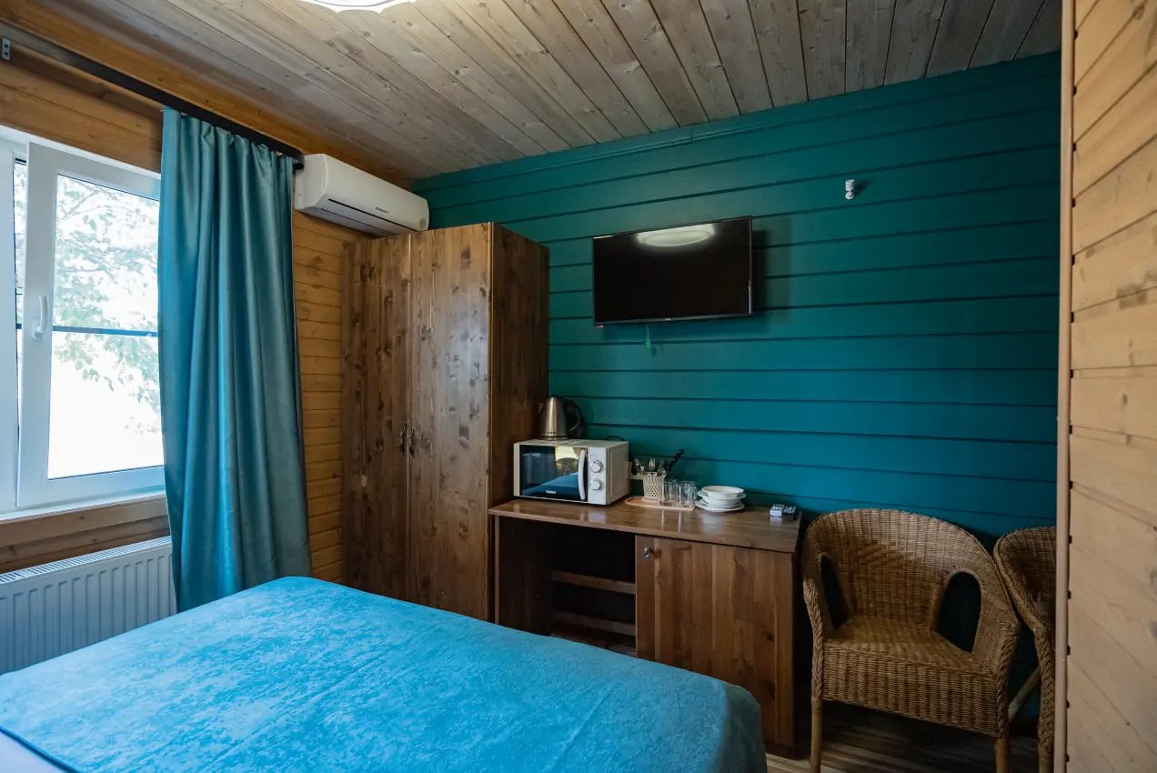 Бытовые приборы, посуда, приборы, мини холодильник