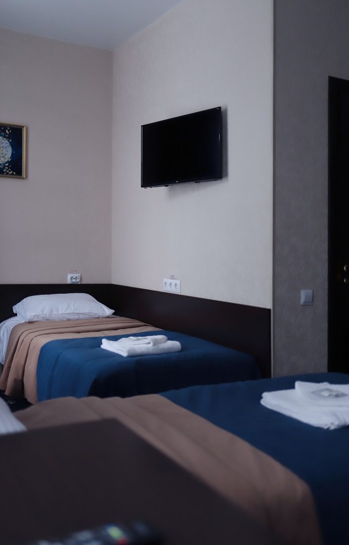 Трехместный (Стандартный трёхместный номер с 3 односпальными кроватями д 200 * ш 90см) гостевого дома Янушка, Белово