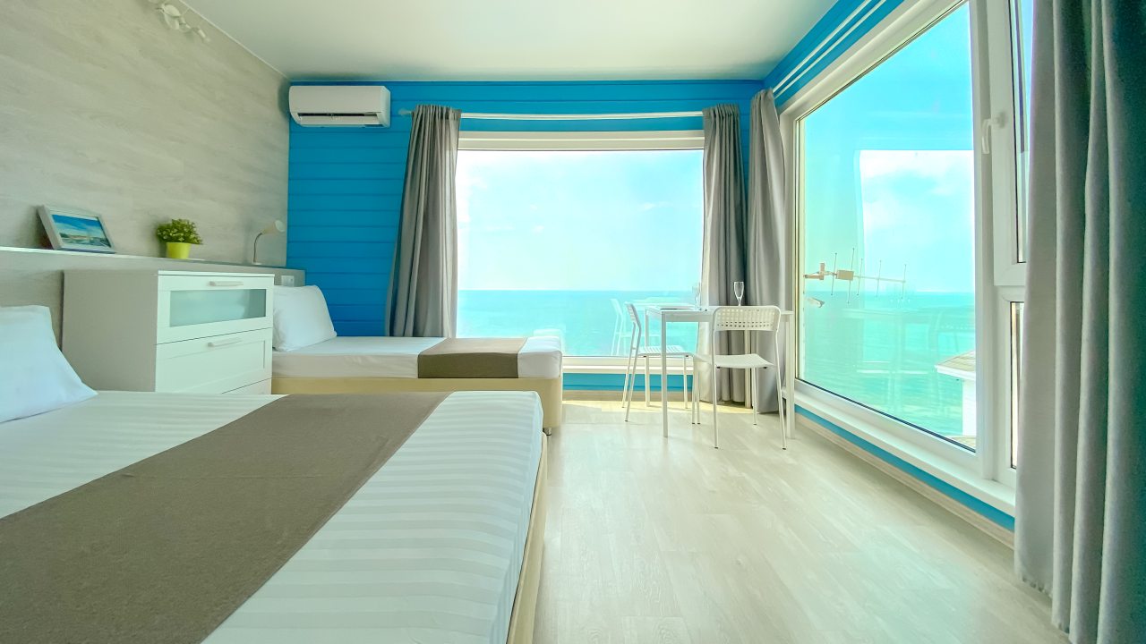 Трехместный (Номер 3-местный с видом на море) отеля Морская резиденция, Щелкино, Крым