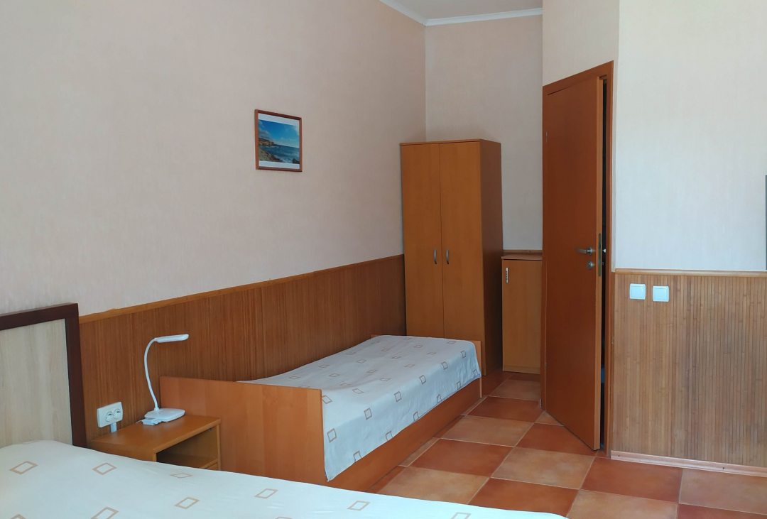 Семейный (Номер с двуспальной и односпальной кроватями) гостевого дома Ребекка, Севастополь