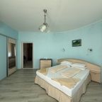 Трёхместный и более (Двухкомнатный с выходом на общую террасу с видом на море), Отель Санта Барбара 2