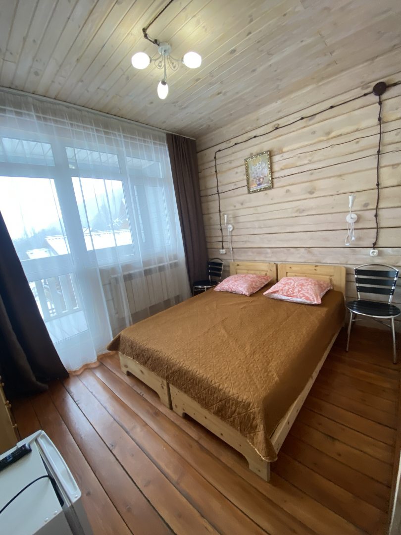 Двухместный (Стандартный номер с видом на Байкал) гостевого дома Гавань Листвянка