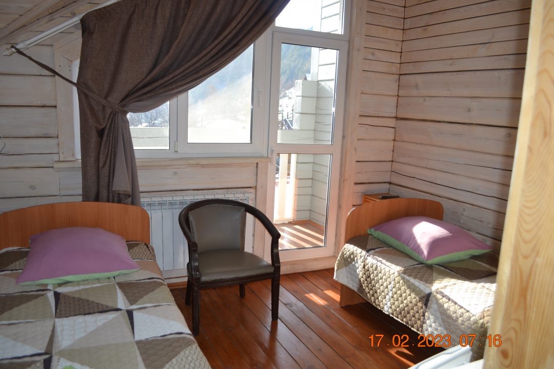 Двухместный (Стандартный двухместный номер с двумя отдельными кроватями и видом на Байкал) гостевого дома Гавань Листвянка