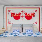 Двуспальная кровать king-sizе с расписным изголовьем