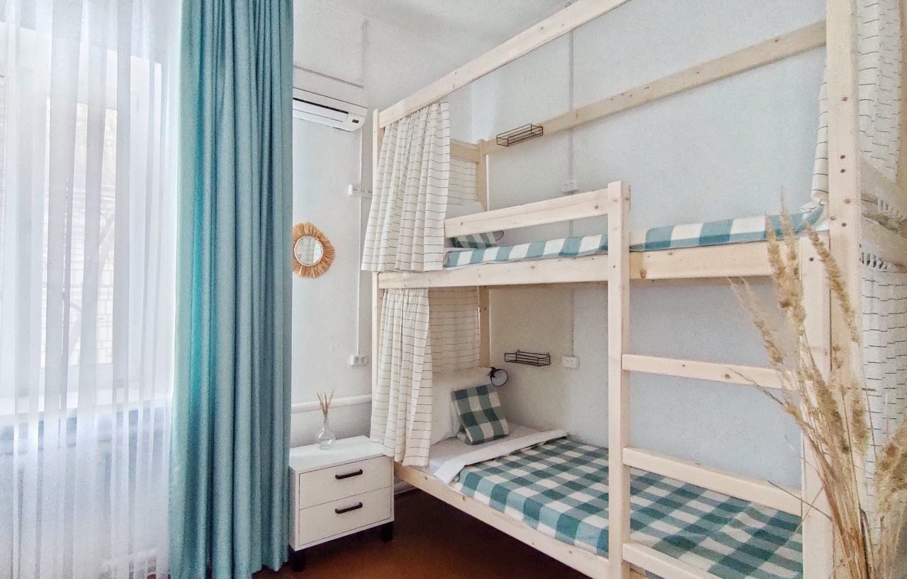 Общежитие в анапе. Номер хостел кровати фон. Стоимость хостела в Мариуполе.