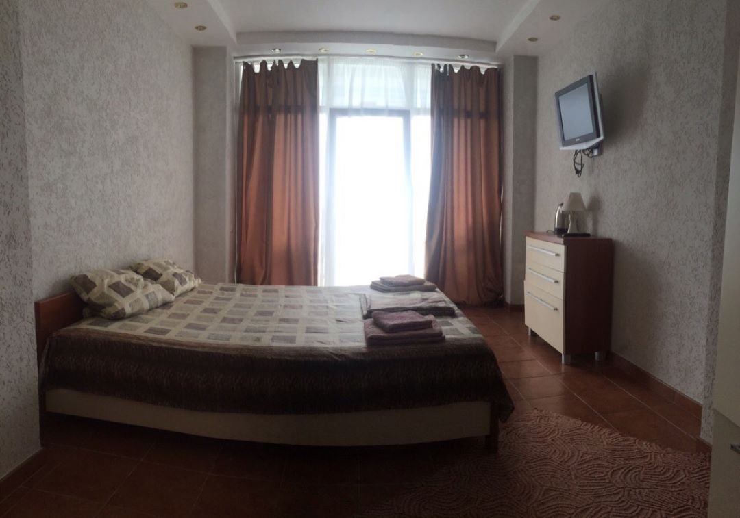 Четырехместный (Двухкомнатный номер с балконом и видом на море, 3 этаж) гостиницы Эллинг 157, Утес, Крым