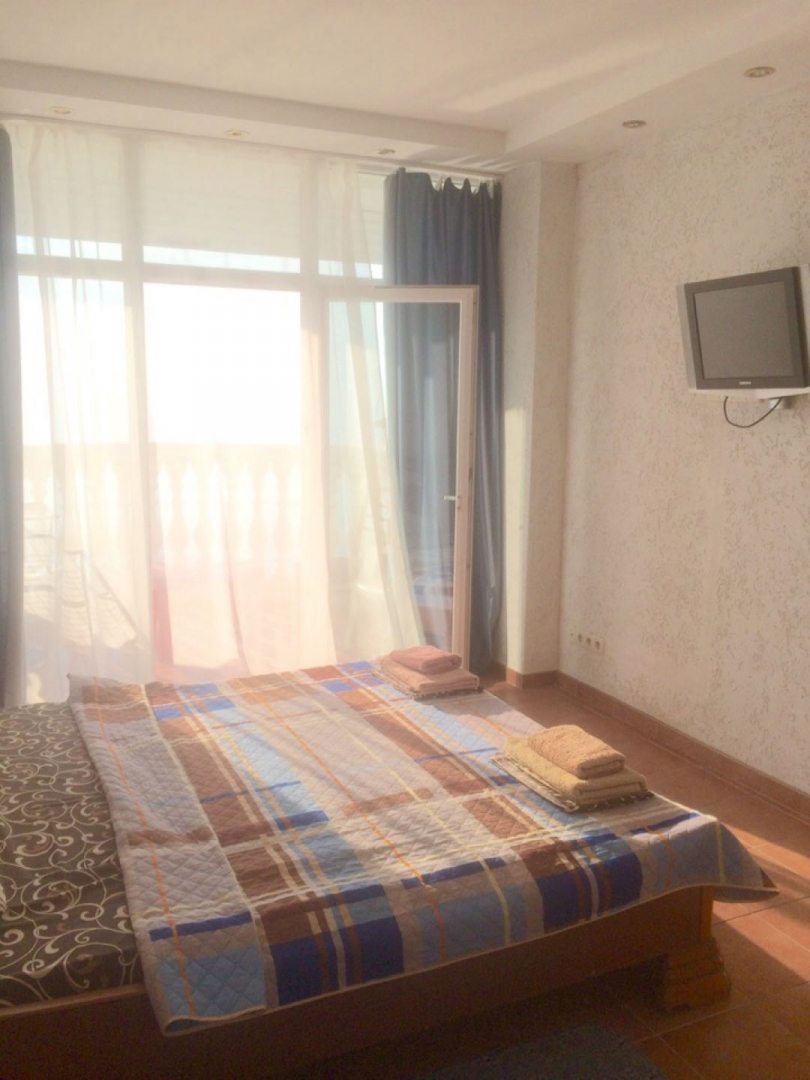 Двухместный (Двухместный номер с балконом и видом на море, 4 этаж) гостиницы Эллинг 157, Утес, Крым