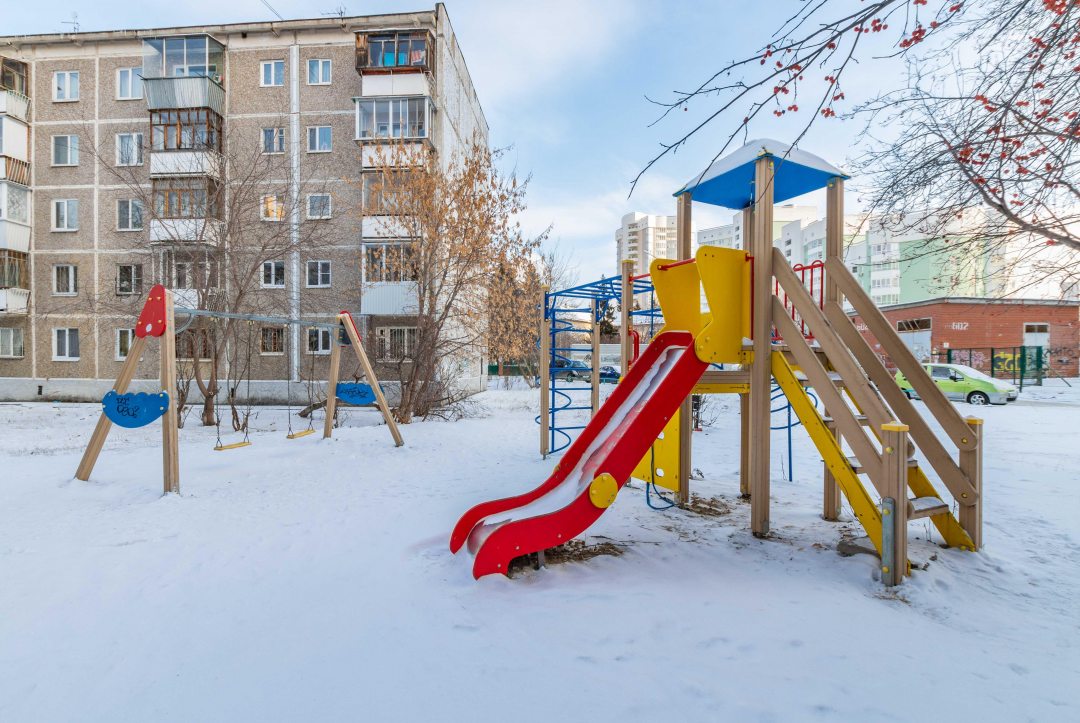 Детская площадка, Апартаменты Ваш дом на Чайковского