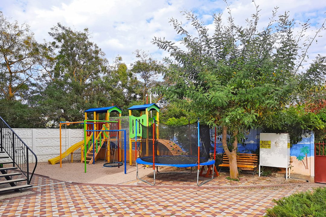 Детская площадка, Отель Экватор