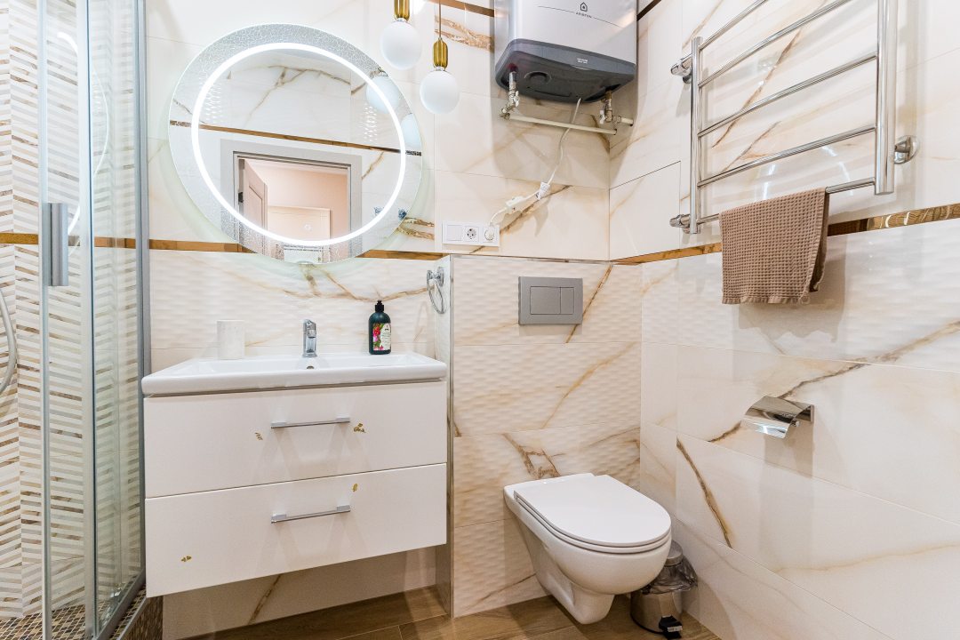 Собственная ванная комната, Просторная квартира со стильным дизайном интерьера от LetoApart