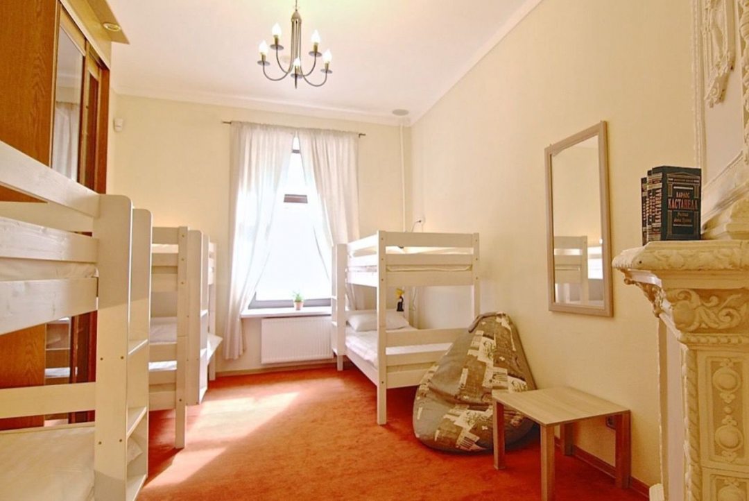 Трёхместный и более (Кровать в 6-местном мужском номере с камином) хостела Три Совы, Санкт-Петербург