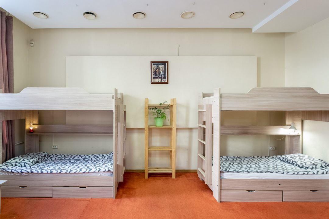 Трёхместный и более (Кровать в 8-местном мужском номере) хостела Три Совы, Санкт-Петербург