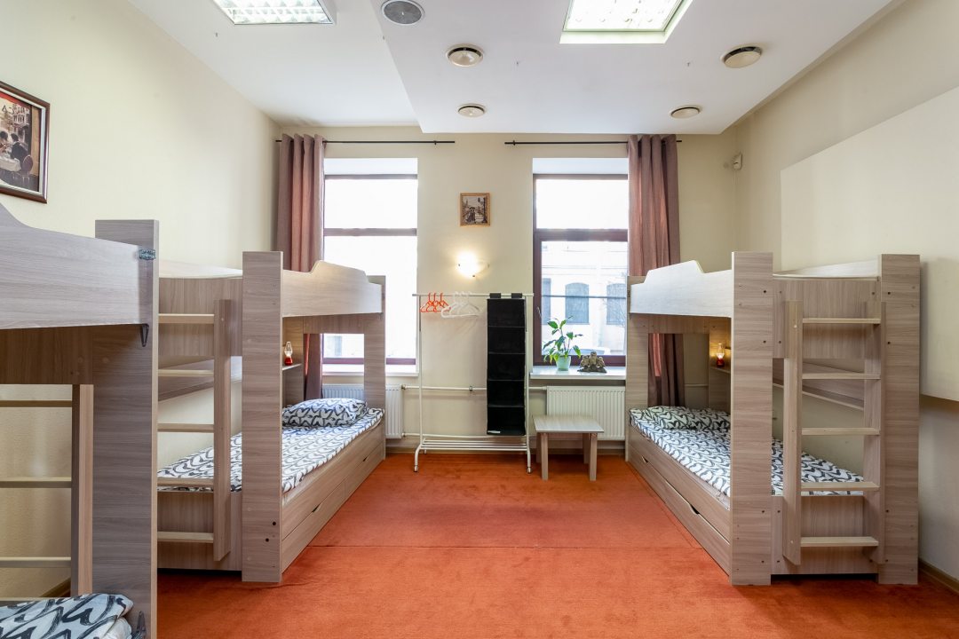 Трёхместный и более (Кровать в 6-местном мужском номере) хостела Три Совы, Санкт-Петербург