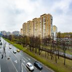 В окрестностях расположены магазины, аптеки, банки