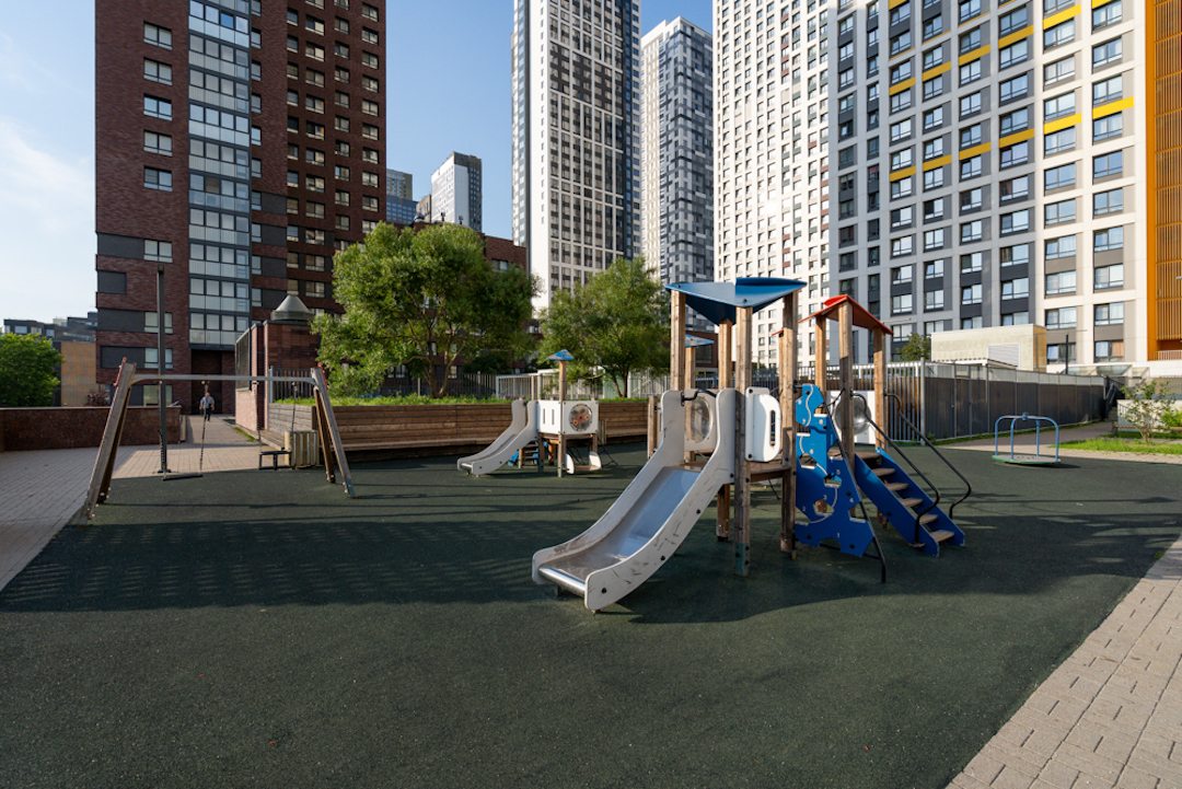 Апартаменты (UraganAPART Небо), Апартаменты UraganAPART на Мукомольном