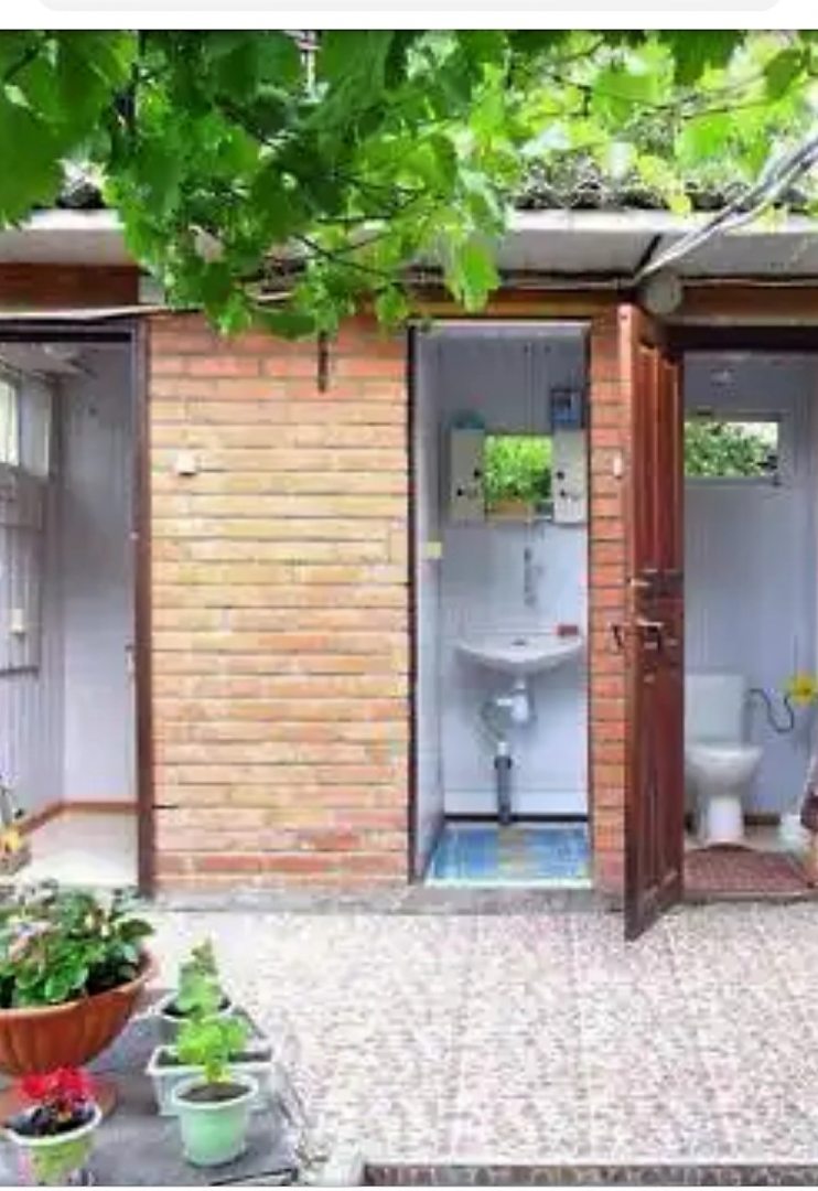 Уличный душ, туалет. Гостевой дом Виноградная аллея
