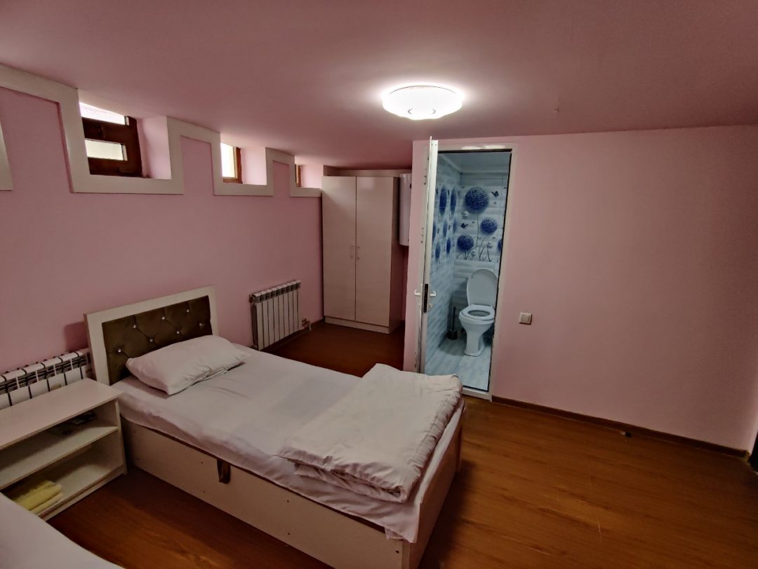 Полулюкс (Номер Полулюкс с двумя односпальными кроватями) хостела O'zbek Hotel, Андижан
