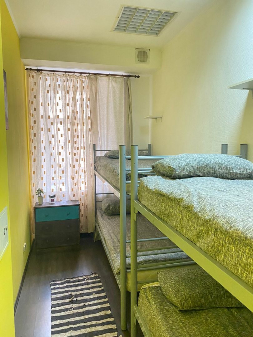 Четырехместный (Кровать в мужском 4-х местном номере) хостела Тепло, Санкт-Петербург