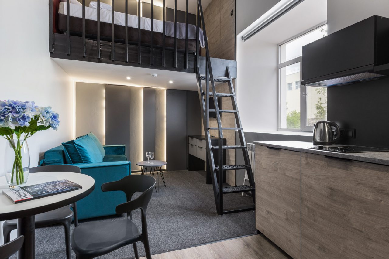 Двухуровневая с двуспальной кроватью и диваном