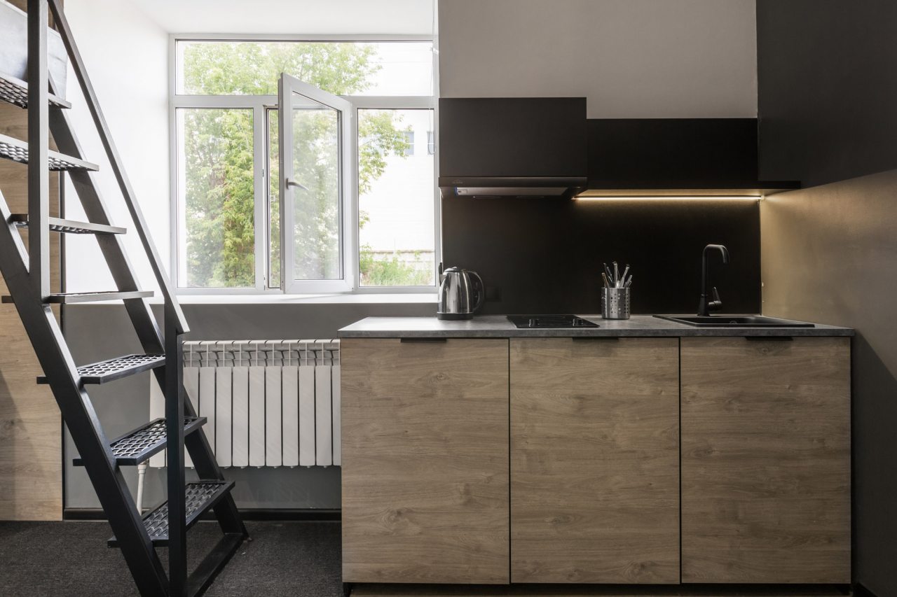 Двухуровневая с двуспальной кроватью и диваном