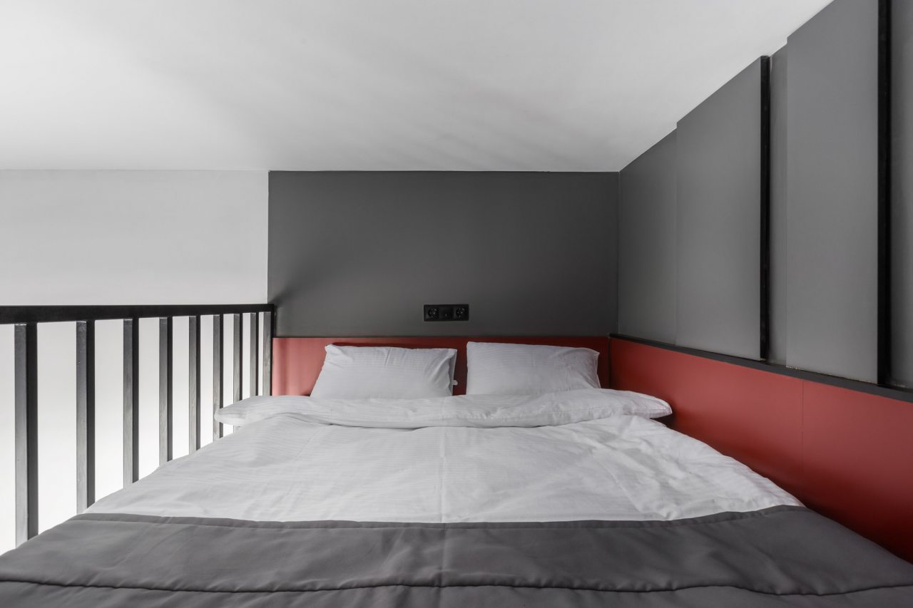 Двухуровневая с двуспальной кроватью и диваном