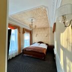 Полулюкс, Отель Достоевский