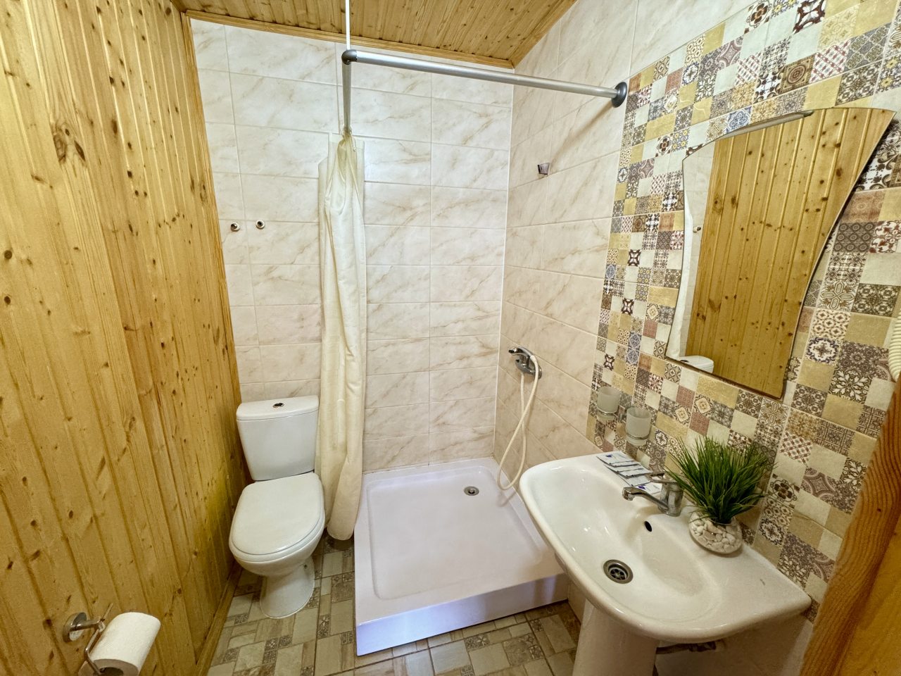 Восьмиместный (Домик 2-х комнатный 2-х этажный с балконом на 8 человек), База отдыха Кокос