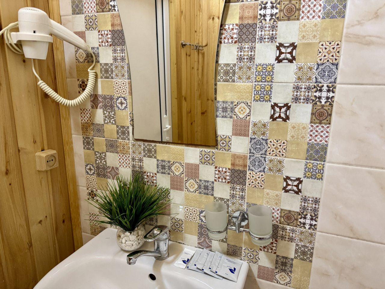 Восьмиместный (Домик 2-х комнатный 2-х этажный с балконом на 8 человек), База отдыха Кокос