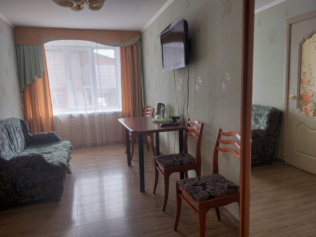 Люкс (Люкс), Гостиница Астра