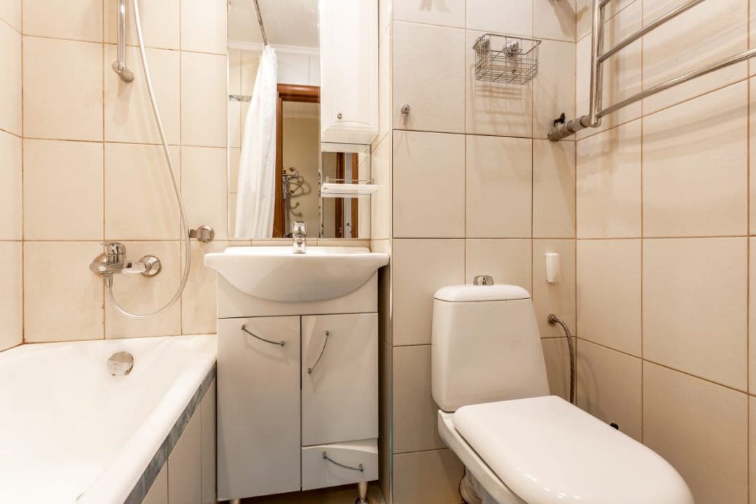 Наличие ванной создает удобство, особенно для путешествий с ребенком.. Апартаменты на Ельнинской