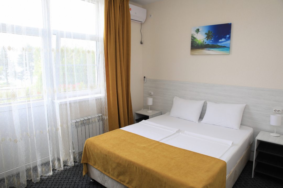 Двухместный (Стандартный номер с одной 2-спальной или двумя 1-спальными кроватями на 1м этаже) мини-отеля КАМБАЛА, Сочи