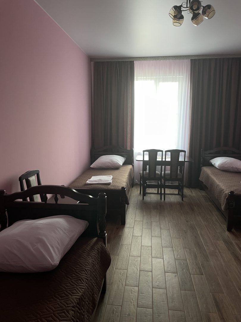Трехместный (Трехместный номер три односпальные кровати) гостиницы Юксойл-4, Богучар