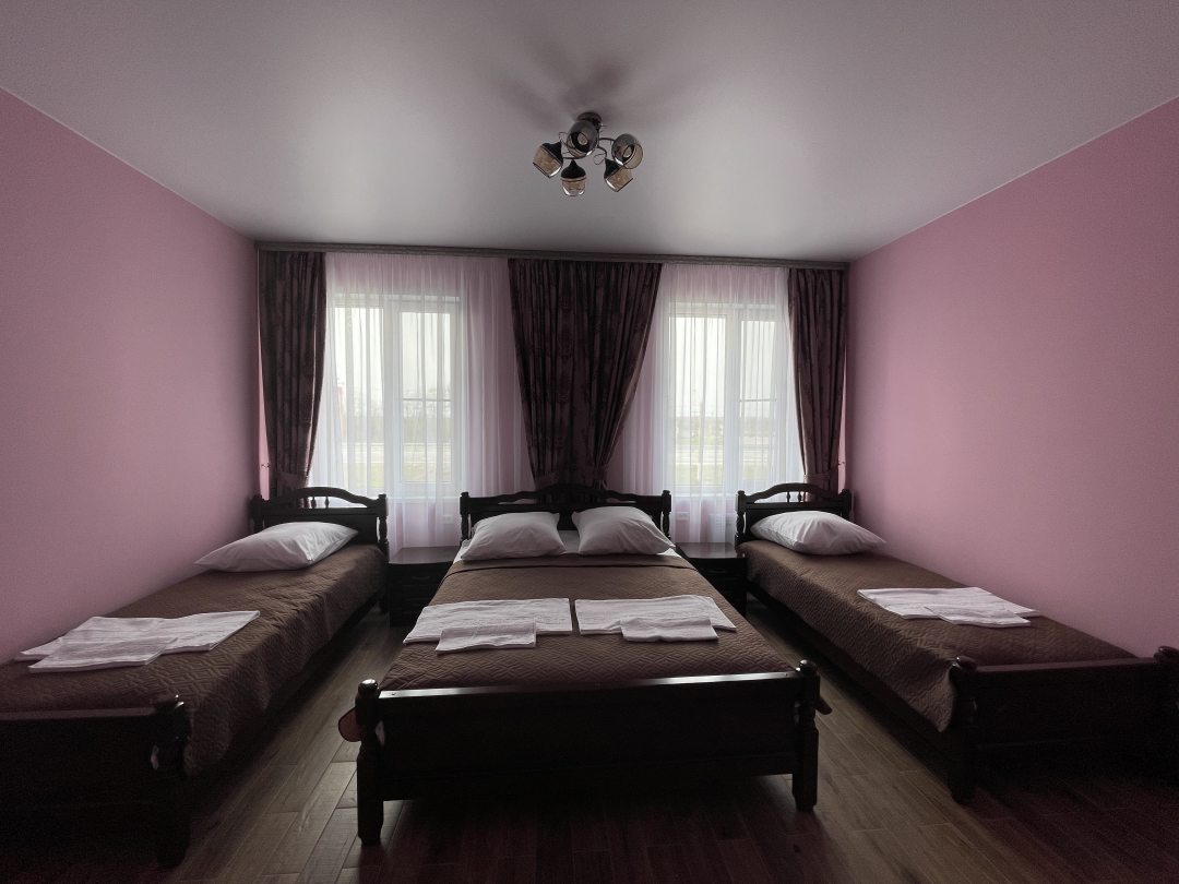 Четырехместный (Четырехместный номер с одной двухспальной и двумя односпальными) гостиницы Юксойл-4, Богучар