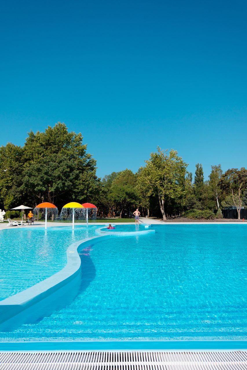 Открытый бассейн с подогревом, Отель Россиянка