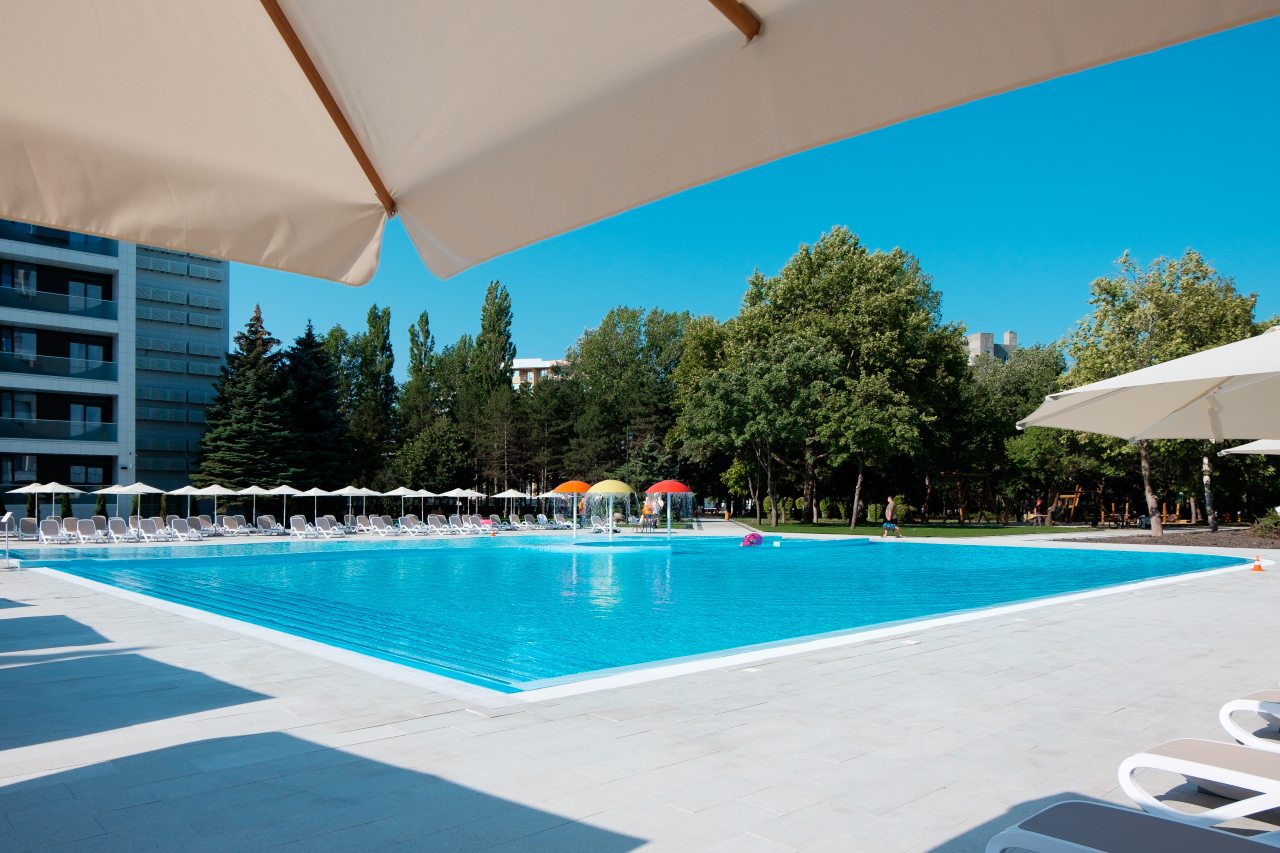 Открытый бассейн с подогревом, Отель Россиянка