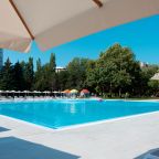 Открытый бассейн с подогревом, Отель Россиянка