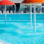 Открытый бассейн с подогревом, Отель Россиянка