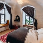 Спальня с деревянными подоконниками на ширину старинных стен, с подушками для отдыха. Весь текстить из натурального умягченного льна, включая шторы, постельное, полотенца. Люстры - советствий хрусталь