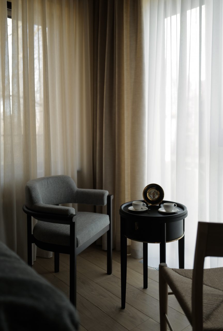 Люкс (Люкс Токио), Отель Roka Park Collection