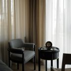 Люкс (Люкс Токио), Отель Roka Park Collection